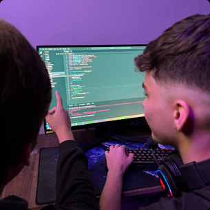 Aluno do CREATE programando na Santos Tech